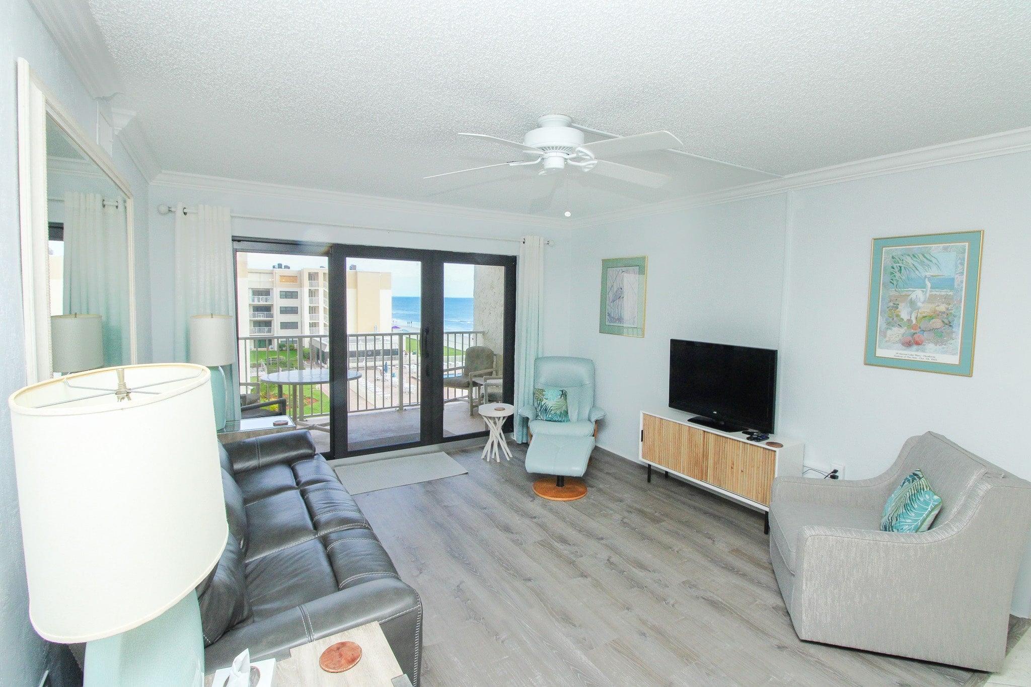 Equipped living room with ocean view